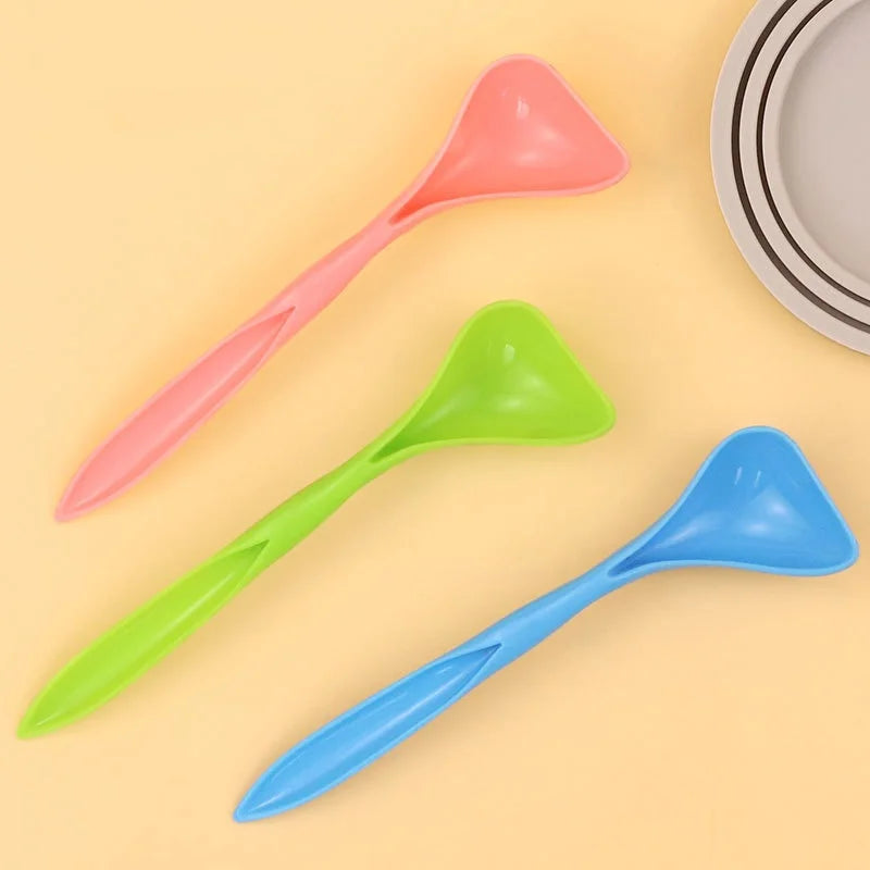New 2PCS Reusable Pet Food Can Cover Silicone Dogs Cats Storage Tin Cap Lid Seal Cover with Spoon